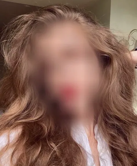 Daniela, 20