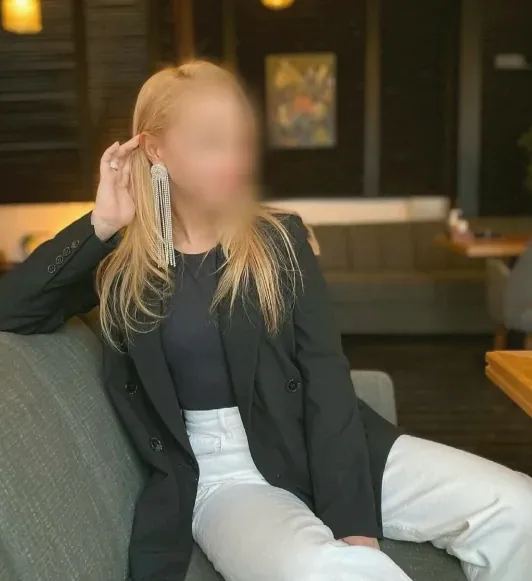 Elena, 32