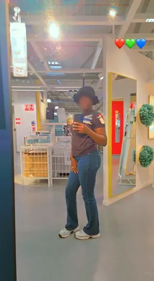 Manuela, 29