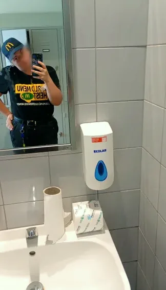 Manuela, 24
