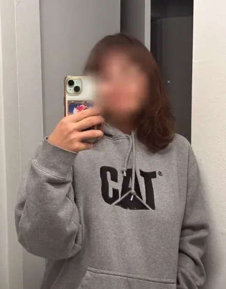 Mia, 24